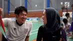 Melki Bajaj melancarkan jurus gombal pada istrinya sendiri. Gombalan tersebut diakhiri dengan ciuman dan bikin warganet ngakak.