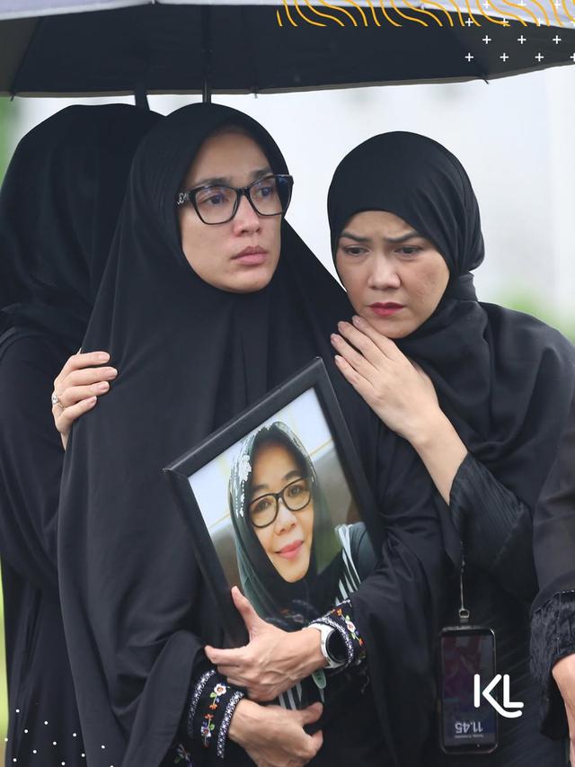 Pemakaman Ibu Ussy Sulistiawaty