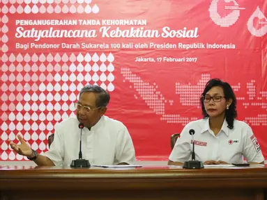 Pelaksana Harian Ketua Umum Palang Merah Indonesia Ginandjar Kartasasmita (tengah) didampingi Pengurus Pusat PMI Bidang Unit Transfusi Darah Linda Lukitari Waseso (kanan) saat mengelar jumpa pers di Jakarta, Jumat (17/2). (Liputan6.com/Angga Yuniar)