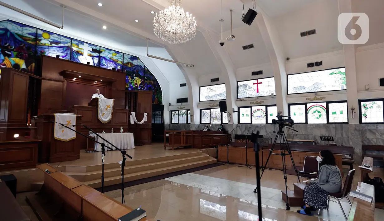 Suasana ibadah Misa Kenaikan Yesus Kristus di Gereja Protestan Indonesia Bagian Barat (GPIB) Effatha, Jakarta, Kamis, (21/5/2020). Di tengah wabah Covid-19, ibadah Misa Kenaikan Yesus di gereja tersebut ditiadakan dan diganti dengan menggunakan layanan "Streaming". (Liputan6.com/Johan Tallo)