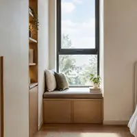 Model Jendela Kamar Tidur dengan Ambang Lebar sebagai Tempat Duduk/AI Generated