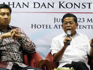 Menteri Sosial Idrus Marham (kanan) bersama Anggota DPR Maruarar Sirait menjadi pembicara dalam diskusi politik di Jakarta, Jumat (23/3). Diskusi tersebut membahas Permasalahan dan Konstelasi Pilkada Sumatera Utara 2018. (Liputan6.com/Johan Tallo)