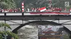 Bendera Merah Putih dikibarkan pada upacara peringatan HUT Kemerdekaan RI di Jembatan Panus, Depok, Kamis (17/8). Komunitas Ciliwung Depok melakukan pengibaran bendera di Jembatan Panus yang melintang di atas Sungai Ciliwung (Liputan6.com/Herman Zakharia)