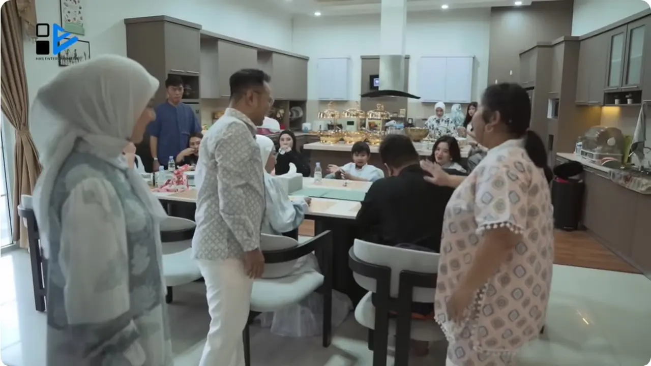 6 Potret Ruang Makan di Rumah Irish Bella, Klasik Modern dan Sentuhan Homey