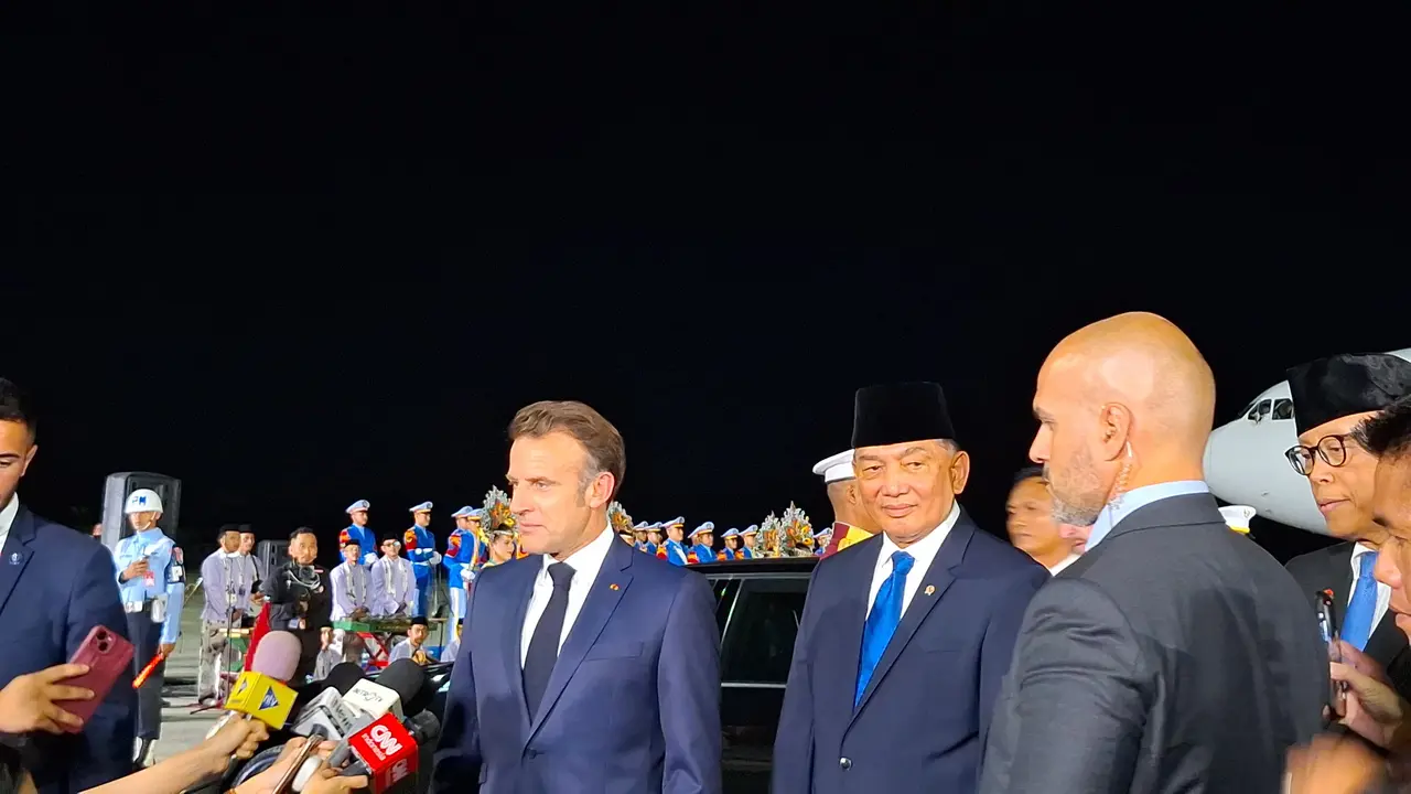 Presiden Prancis, Emmanuel Macron tiba di Jakarta, Indonesia untuk melakukan kunjungan kenegaraan, Selasa (27/5/2025).