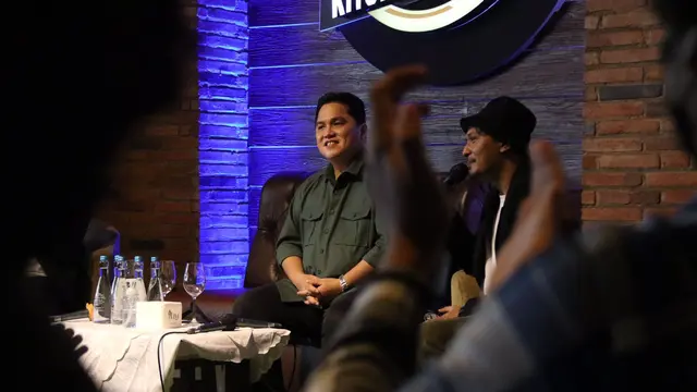 Menteri BUMN Erick Thohir dalam Temu Tawa Comedy Sunday, di Luv! Kitchen & Lounge, Surabaya, Minggu,(16/1/2022).