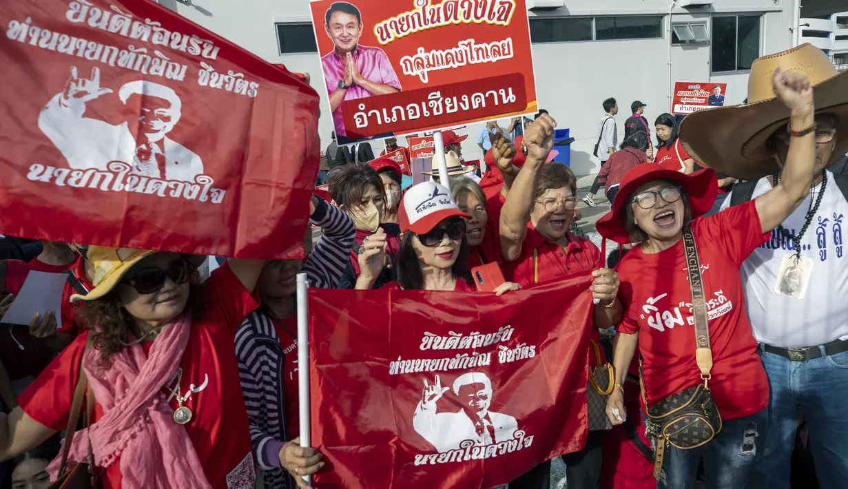 Thaksin disambut oleh ratusan pendukungnya yang mengibarkan spanduk dan menyanyikan lagu-lagu. (AP Photo/Wason Wanichakorn)