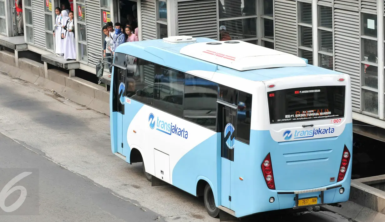 Bus Transjakarta saat akan mengangkut penumpang di kawasan Harmoni, Mulai hari Senin (4 Januari 2016) tarif BKTB yang semula Rp 6.000 turun menjadi Rp 3.500. (Liputan6.com/Yoppy Renato)