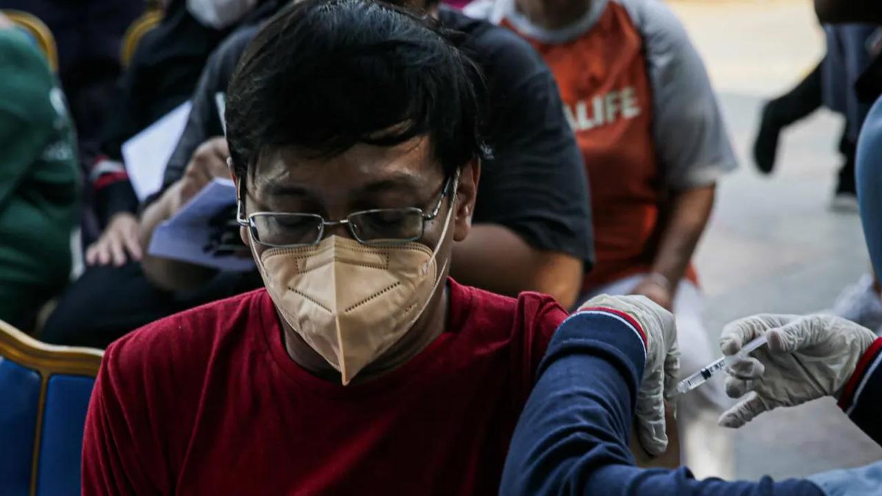 Lonjakan kasus Covid-19 yang meningkat signifikan di Indonesia membuat Kemenkes menggalakkan kembali pemberian vaksin booster corona.