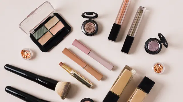 Mengungkap Trik Makeup Sederhana untuk Pengguna Kacamata yang Harus Anda Coba