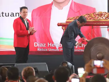 Presiden Joko Widodo (Jokowi) didampingi Ketua umum baru PKPI, Diaz Hendropriyono memukul gong sebagai tanda penutupan kongres luar biasa Partai Keadilan dan Persatuan Indonesia (PKPI) di Jakarta, Senin (14/5). (Liputan6.com/Angga Yuniar)