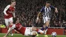 Pemain Arsenal, Hector Bellerin (kiri) menghalau bola saat dari kaki pemain West Bromwic, Kieran Gibbs pada lanjutan Premier League di Emirates stadium, London (25/9/2017). Arsenal menang 2-0. (AP/Alastair Grant)