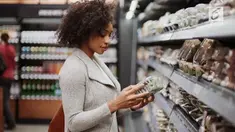 Toko pertama di Seattle yang beroperasi tanpa kasir. Melalui aplikasi Amazon Go yang terhubung dengan kartu kredit, barang diambil akan terhitung secara otomatis.