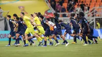 Sejumlah pemain Timnas Prancis U-17 merayakan kemenangan atas Timnas Amerika Serikat U-17 pada laga Grup E Piala Dunia U-17 2023 di Jakarta International Stadium, Jakarta, Sabtu (18/11/2023). (Bola.com/Bagaskara Lazuardi)