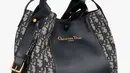 Sebagai sentuhan akhir yang elegan, tanda tangan ikonik “Christian Dior” menghiasi karya istimewa ini. [Dok/Dior].