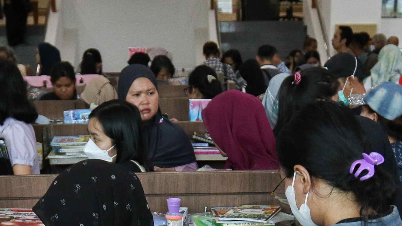 Seperti diketahui jelang tutup permanen, Toko Buku Gunung Agung memberikan berbagai promo seperti buy 1 get 3 untuk menarik minat para pengunjung.