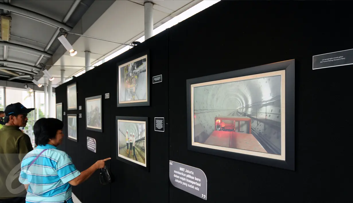 Warga melihat pameran foto kemajuan pembangunan MRT di Jembatan Penyebrangan Orang Bundaran Hotel Indonesia, Jakarta, Minggu (7/5). Pameran bertema Aku, Kamu, Kita #UbahJakarta. (Liputan6.com/Helmi Fithriansyah)
