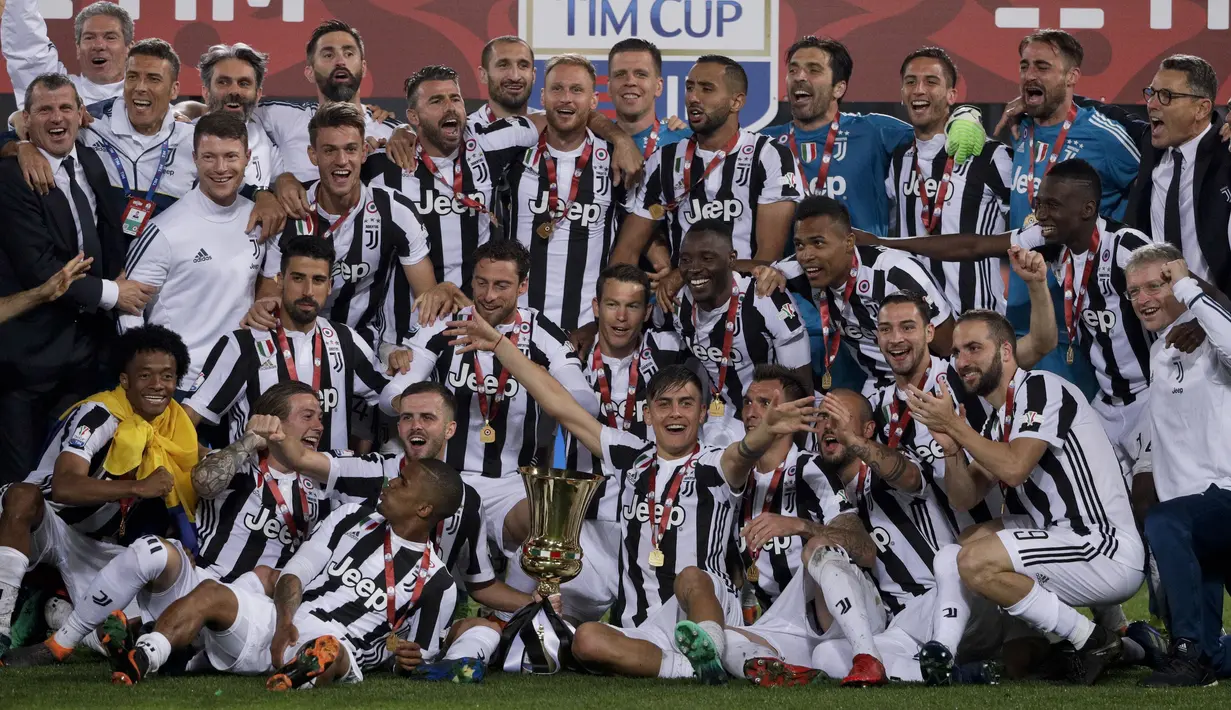 Para pemain Juventus merayakan keberhasilan meraih trofi Coppa Italia usai kalahkan AC Milan pada laga final di Rome Olympic stadium, (9/5/2018). Juventus menang 4-0. (AP/Gregorio Borgia)