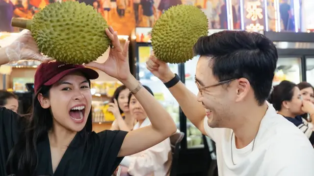 Jesse Choi bersama Maudy Ayunda kulineran. [@jessechoi_]