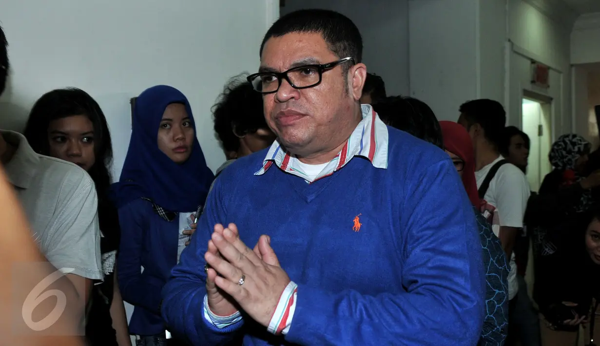Pengacara Abdul Azis alias Daeng Azis, Razman Arif Nasution ketika mendatangi Polda Metro Jaya, Jakarta, Jumat (26/2). Razman tidak didampingi Daeng Aziz yang mangkir dari panggilan kedua terkait kasus prostitusi di Kalijodo. (Liputan6.com/Johan Tallo)