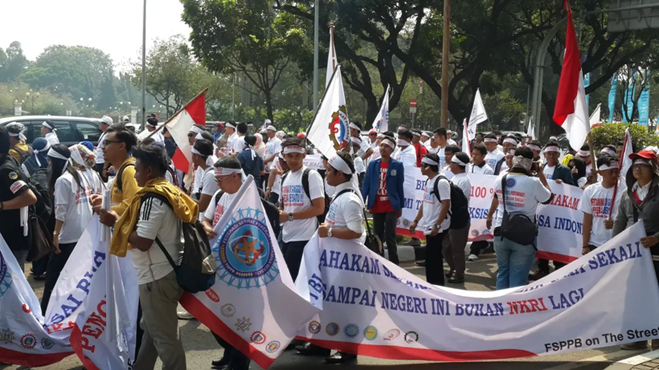 Pekerja Pertamina gelar aksi unjuk rasa. (Liputan6.com/Pebrianto Eko Wicaksono)