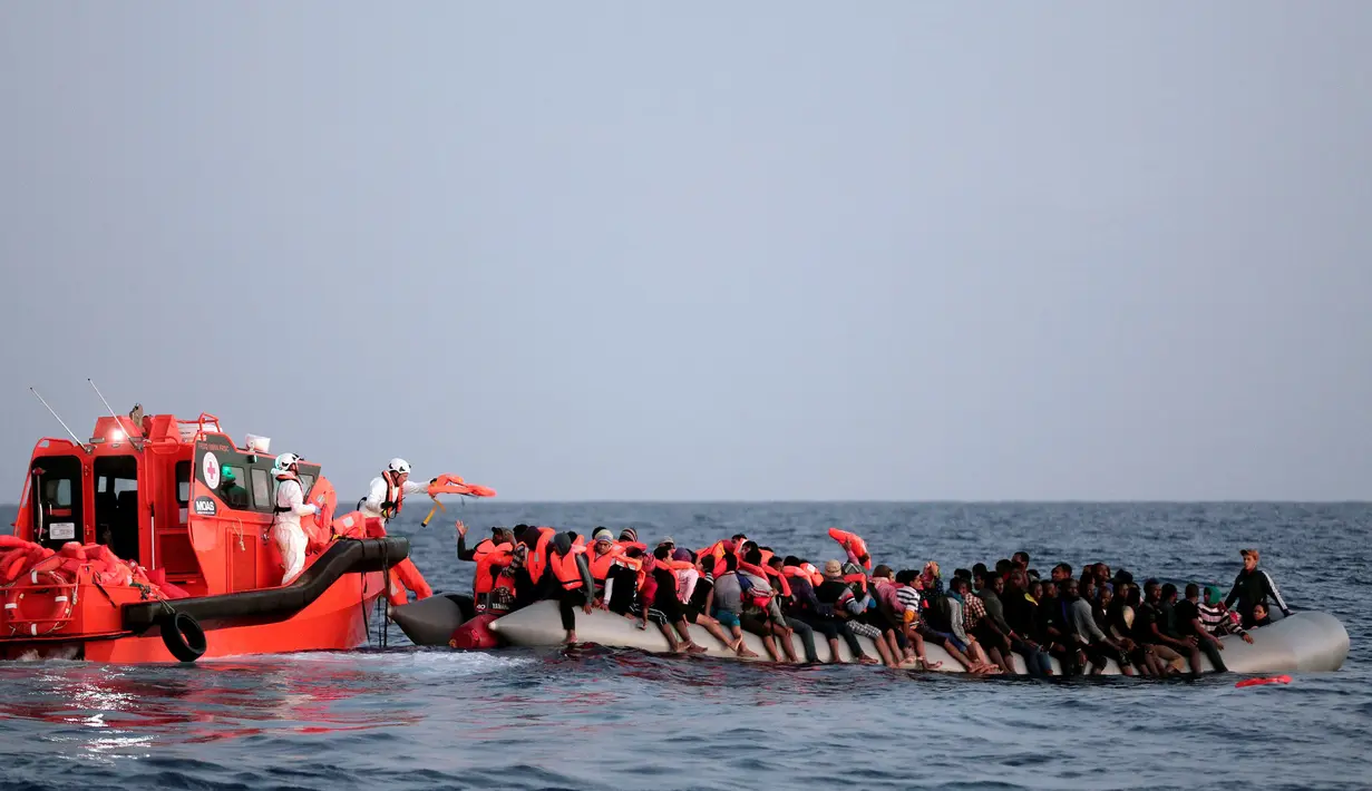 Para imigran berada di perahu karet saat diselamatkan di laut Mediterrania, (20/10). Jumlah imigran yang melewati Laut Mediterania pada tahun ini menurun dibanding tahun lalu. (Yara Nardi/Italian Red Cross press office/Handout via REUTERS)