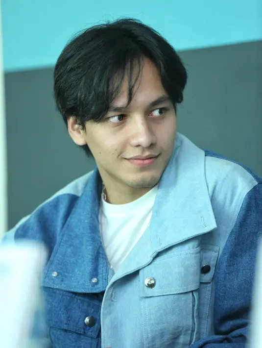 Aktor tampan yang satu ini  mengatakan kalau selama ini dirinya belum pernah memerankan sosok antagonis dan wartawan. Keduanya merupakan hal yang sangat diidam-idamkan. (Adrian Putra/Fimela.com)