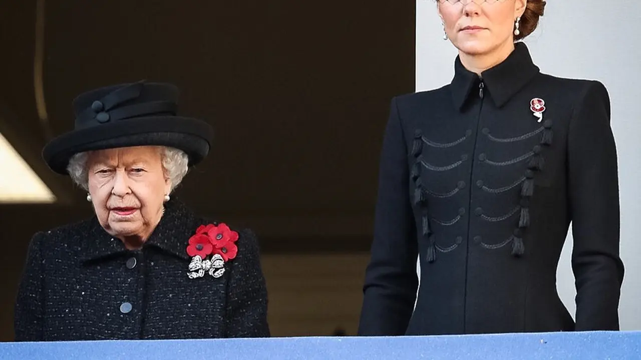 Kate Middleton Pinjam Anting Ratu Elizabeth untuk Remebrance Day