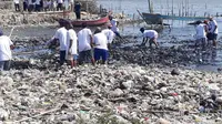Ratusan karyawan IPC dan warga membersihkan sampah di sekitar wilayah pelabuhan. (Istimewa)