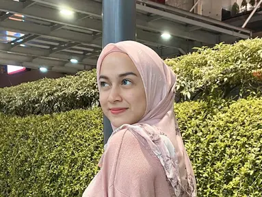 Kenakan hijab berwarna pink, pesona Nina Zatulini kian terpancar. Wajah bintang sinetron Arti Sahabat ini makin terlihat cerah dalam balutan hijab berwarna merah muda. Tampil bak cewek kue dengan outfit berwarna, Nina Zatulini tidak terlihat seperti ibu yang sudah dikaruniai tiga anak. (Liputan6.com/IG/@ninazatulini22)