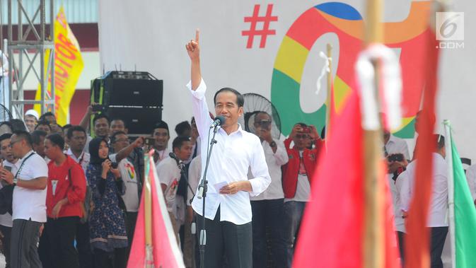 Capres 01 Joko Widodo saat kampanye terbuka di Banyumas, Jawa Tengah, Kamis (4/4). Dalam kampanye tersebut Jokowi mengajak para pendukung untuk memerangi hoax dan memenangkan pasangan no urut 01 Jokowi-ma'ruf di banyumas.(Liputan6.com/Angga Yuniar)
