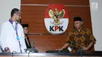 Ketua KPK, Agus Rahardjo (kanan) bersama Mantan Ketua KPK, Abraham Samad bersiap memberi keterangan usai pertemuan di Gedung KPK, Jakarta, Selasa (31/10). Pertemuan membahas perkembangan kasus Novel Baswedan. (Liputan6.com/Helmi Fithriansyah)