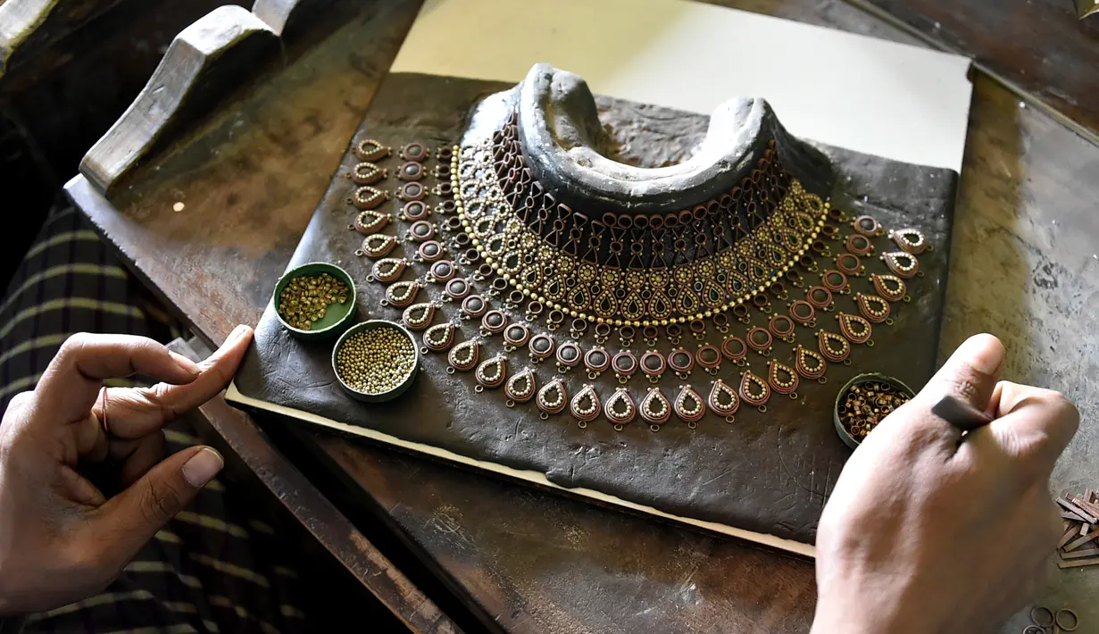 Perajin membuat perhiasan buatan tangan di Vakurta, Savar, wilayah pinggiran Dhaka, Bangladesh, 10 Februari 2020. Vakurta merupakan sebuah lokasi yang sangat terkenal dengan perhiasan dan ornamennya, dibuat perajin lokal menggunakan metode turun-temurun dari generasi ke generasi. (Xinhua/Stringer)