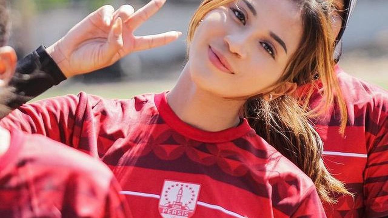 Shafira Ika Putri Kartini merupakan gadis kelahiran Bangka Belitung, 21 April 2003. Gadis yang memiliki tinggi badan 163 cm ini menempati posisi bek dalam timnas Indonesia. Diketahui, ia juga tergabung dalam klub regional Jepang, FC Ryuku Ladies.