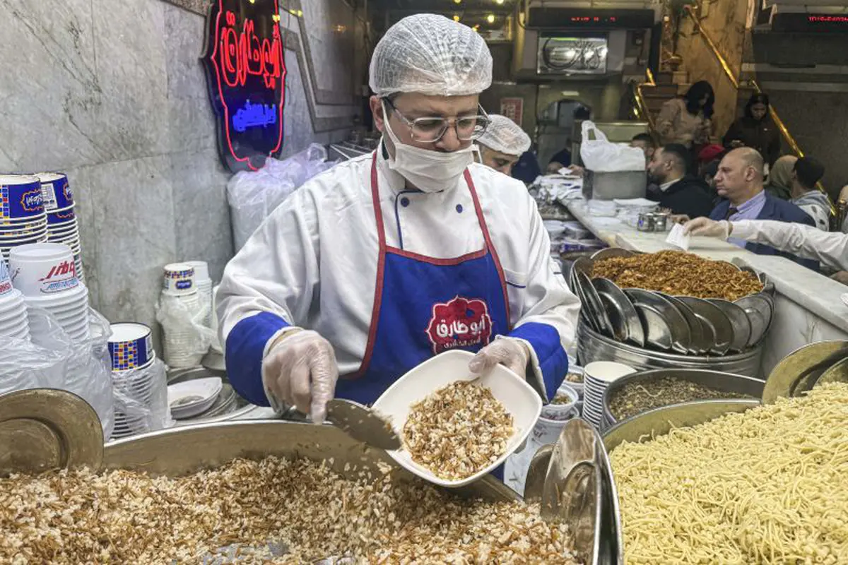 Foto yang diabadikan pada 10 Desember 2025 ini menunjukkan Koshary di sebuah restoran di Kairo, Mesir. (Dok. Xinhua/Ahmed Gomaa)