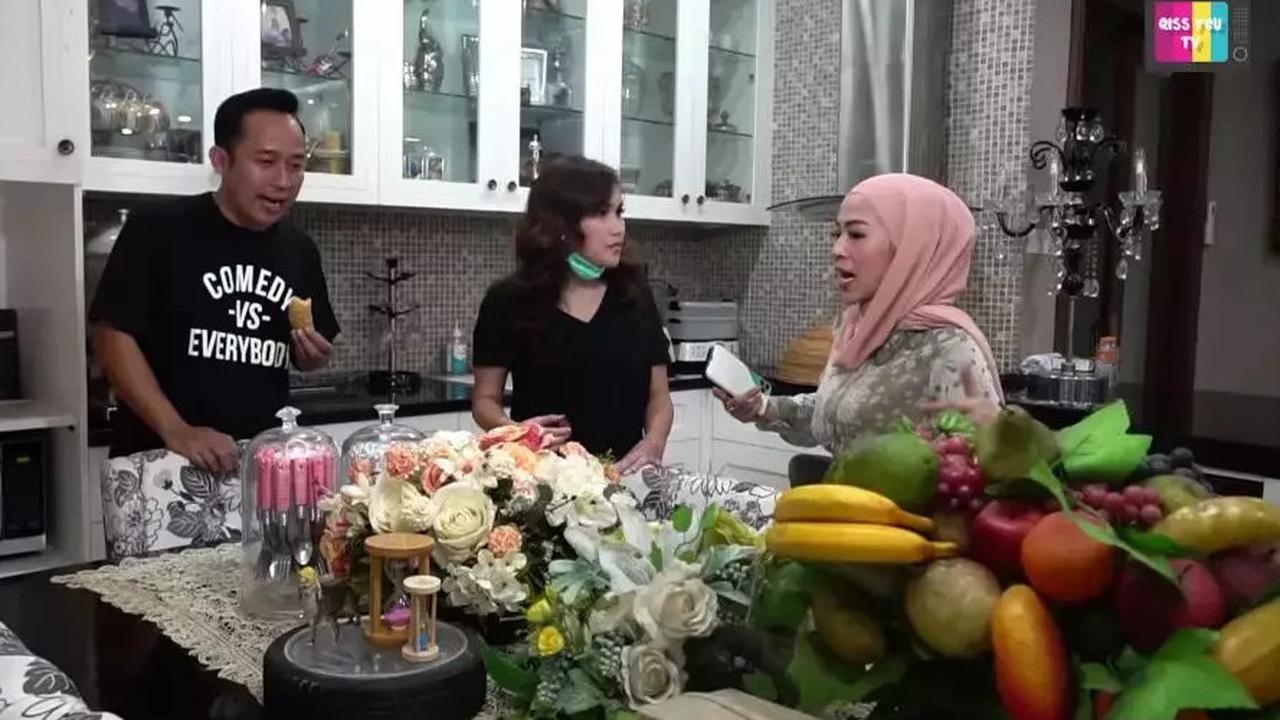 5 Potret Dapur di Istana Megah Denny Cagur, Bergaya Modern Klasik dengan Kitchen Set Putih yang Elegan