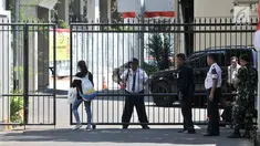 Sejumlah petugas gabungan polisi, tentara, dan satpam berjaga di gerbang pintu masuk Kantor DPP Partai Golkar, Slipi, Jakarta, Rabu (21/8/2019). Penjagaan ketat dilakukan setelah sehari sebelumnya ratusan orang berseragam Angkatan Muda Partai Golkar menduduki kantor itu. (merdeka.com/Iqbal Nugroho)