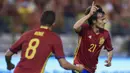Gelandang Spanyol, David Silva, merayakan gol yang dicetaknya ke gawang Belgia pada laga persahabatan di Stadion King Baudouin, Brussels, Belgia, Kamis (1/9/2016). Spanyol menang 2-0 atas Belgia. (AFP/John Thys)