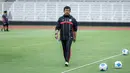 Pelatih Timnas Indonesia U-22, Indra Sjafri saat latihan perdana menjelang SEA Games 2025 di Stadion Madya, Kompleks Stadion Utama Gelora Bung Karno (SUGBK), Senayan, Jakarta, Selasa (11/11/2025). (Bola.com/Bagaskara Lazuardi)