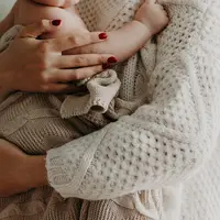 Ilustrasi Menggendong bayi Credit: pexels.com/Keenan