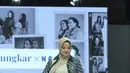 Dalam balutan busana hijab, Titi memancarkan pesona khasnya namun dengan nuansa yang lebih lembut dan elegan. [Dok/Fimela/Adrian Utama P].