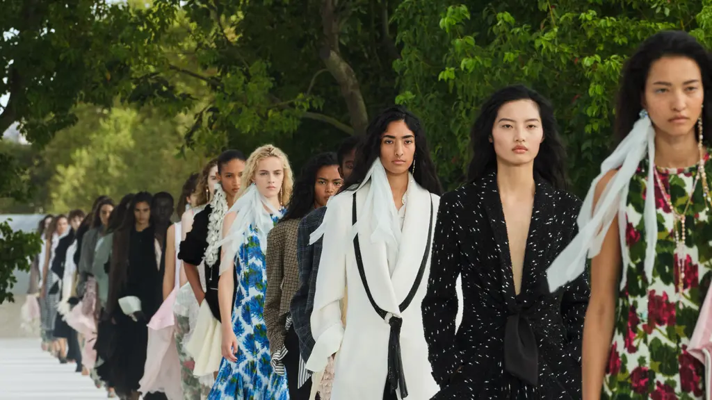 Siluet romantis dominasi koleksi busana Dior Summer 2027 di Paris Fashion Week (dok. Dior)