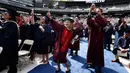 Peserta wisuda menari saat menyaksikan Jon Bon Jovi pada pesta kelulusan Universitas Fairleigh Dickinson di New Jersey, AS, Selasa (16/5). Jon Bon Jovi memberikan kejutan kepada undangan dan peserta wisuda di universitas tersebut. (AP Photo/Julio Cortez)