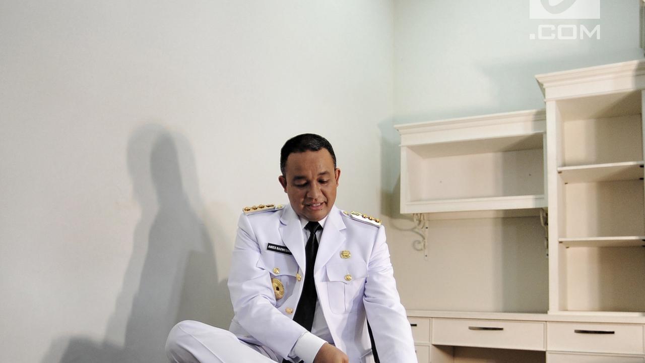Anies dan Sandi Fitting Baju Dinas untuk Pelantikan