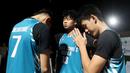 Pebasket SMA Saint John Aquila berdoa sebelum bertanding pada laga kompetisi basket 3x3 di Pacific Garden, Tangerang, Minggu (28/4/2024). (Bola.com/M Iqbal Ichsan)