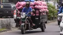 Warga membawa bahan makanan dengan sepeda motor di kawasan Tangerang, Banten, Rabu (16/2/2022).  Hal itu berdasarkan Survei Pemantauan Harga (SPH) BI pada minggu kedua Februari 2022 memperkirakan terjadi deflasi 0,11 persen secara bulanan (month to month/mtm). (Liputan6.com/Angga Yuniar)