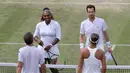 Pasangan ganda campuran Serena Williams/Andy Murray (atas) dan Bruno Soares/Nicole Melichar saling bersalaman usai bermain pada laga 16 besar Wimbledon 2019 di London, Inggris, Rabu (10/7/2019). Serena Williams/Andy Murray gagal melaju ke babak perempat final. (AP Photo/Kirsty Wigglesworth)