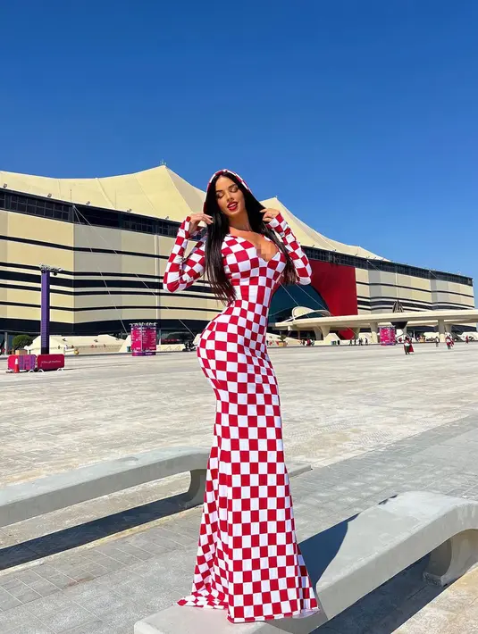 Pakaian yang digunakan Ivana Knoll dinilai terlalu seksi. Qatar yang merupakan negara dengan mayoritas penduduk beragam Islam, mengeluarkan beberapa larangan dalam berpakaian selama berada di stadion pertandingan Piala Dunia atau di tempat umum. (FOTO: instagram.com/knolldoll/)