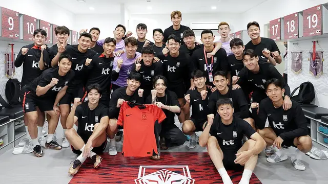 Foto Jungkook bersama Tim Nasional Korea
