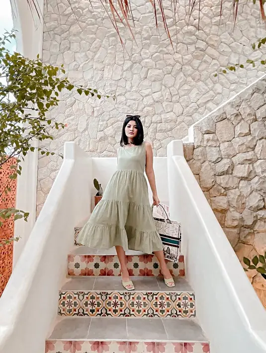 Menikmati momen liburan, Tania kerap tampil mengenakan dress yang off-shoulder. Dulu dikenal dengan penampilan ikoniknya yang mengenakan kacamata bak seorang kutu buku, ternyata ia pun terlihat menawan setelah melepas kacamatanya. (Liputan6.com/IG/@taniaputri1707)